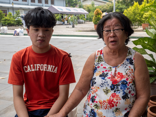 Martina Bragais (right) is full of thanks after her grandson Cristopher Masbad (left) underwent surgery for ameloblastoma, a benign tumor near his left molar. 【Photo by Matt Serrano】