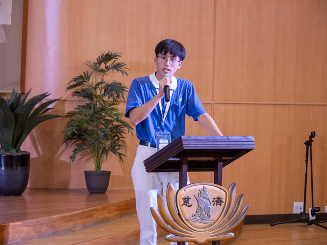 Duck, the nickname of this Tzu Chi Youth from Taiwan, shared how he and his friends brought food to the homeless near the train station at Christmas time.