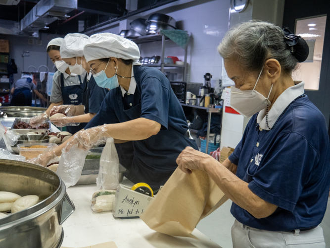 Harmony Hall’s kitchen bustled with activity as volunteers prepared vegetarian meals for the three-day camp.【Photo by Matt Serrano】