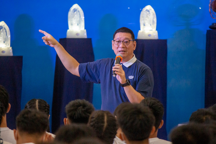 Before bringing scholars to stand up and sing “Heal the World,” Dr. Anton Lim, officer in charge of Tzu Chi Zamboanga, discussed his experience of “Bringing Love in Conflict Areas.”【Photo by Matt Serrano】