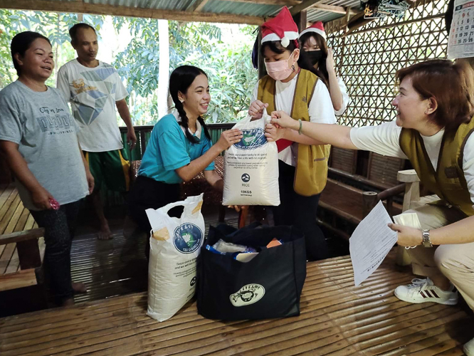 Tzu Chi volunteers played Santa to 42 Iloilo scholars. Through home visits that took them to the outskirts of the city, they distributed 20-kg rice, noodles, spaghetti sauce, jogging pants, and school supplies to the scholars and their families. 【Photo by Tzu Chi Iloilo】