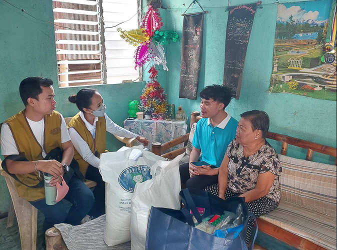 Tzu Chi volunteers played Santa to 42 Iloilo scholars. Through home visits that took them to the outskirts of the city, they distributed 20-kg rice, noodles, spaghetti sauce, jogging pants, and school supplies to the scholars and their families. 【Photo by Tzu Chi Iloilo】