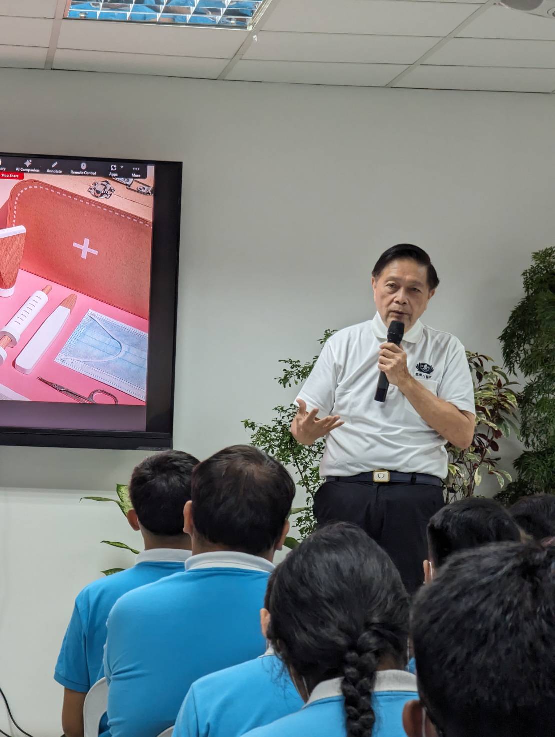 Humanity class for Tzu Chi’s college scholars coincided with Tzu Chi’s 29th anniversary program. For November’s class, Dr. Jose Ramon L. Guzman discussed healthcare and first aid. Held at BTCC’s Harmony Hall and livestreamed to provincial scholars, the class was attended by 174 scholars, including 40 from Iloilo.【Photo by Tina Pasion】