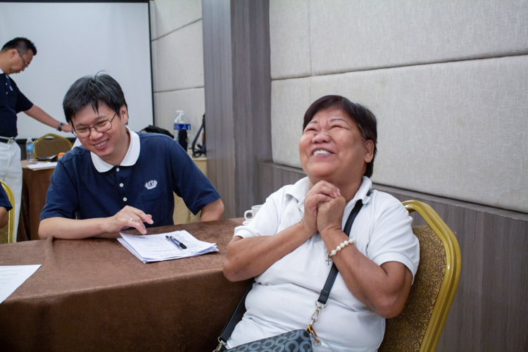 John Gabriel Zarceno’s grandmother Rizalina cannot contain her glee when she is told her grandson is a Tzu Chi scholar. 【Photo by Marella Saldonido】