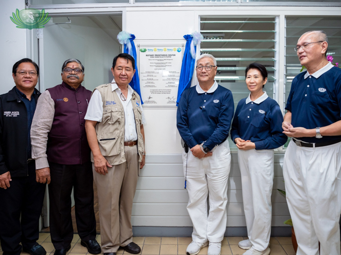 From left: DG Edgardo Ayento (Rotary Club of New Manila East D3780), Rotarian Baboo Kannan (Rotary Club of Coimbatore Mid-Town D320), Rotary International District Governor August Soliman, Tzu Chi Philippines CEO Henry Yuňez, Tzu Chi Philippine Deputy CEO Woon Ng, and Tzu Chi volunteer Lino Sy pose next to the marker by the entrance of the Rotary-Tzu Chi Prosthesis Center.【Photo by Daniel Lazar】