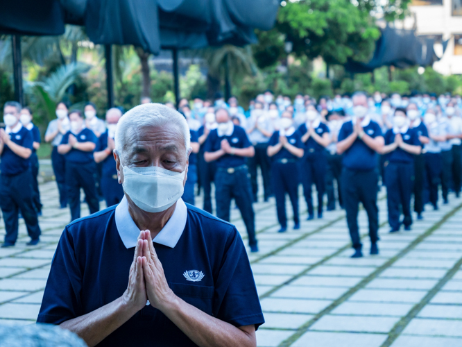 Tzu Chi Philippines CEO Henry Yuňez joins the 3 steps and 1 bow ceremony from the entrance of the Jing Si Auditorium.【Photo by Daniel Lazar】  