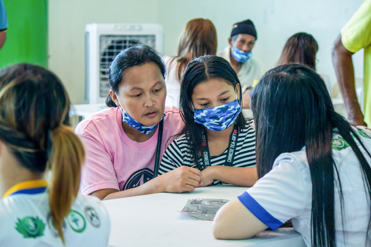 A preliminary inquiry on the patients’ needs is done before entering the gymnasium. 【Photo by Marella Saldonido】