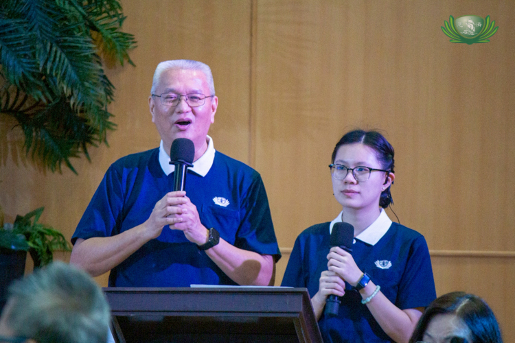 Tzu Chi volunteers Lino Sy and Jessica Qiu host the event.