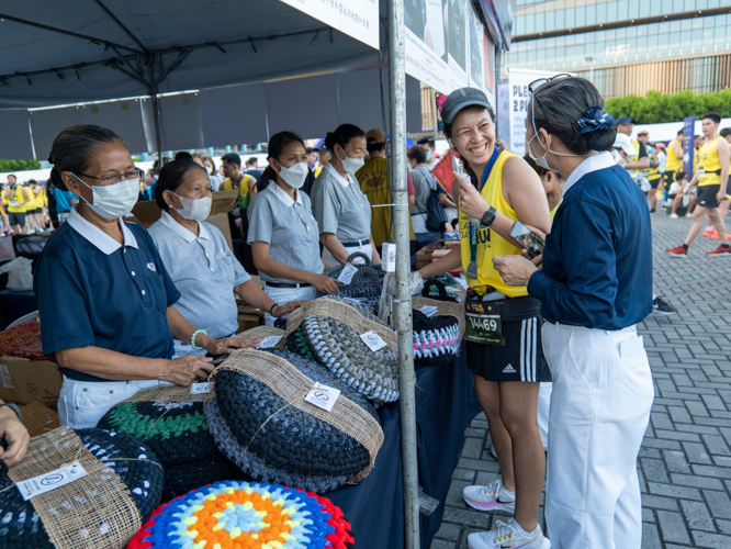 The Earth Day Run was the perfect opportunity for Tzu Chi volunteers to inform runners about Tzu Chi’s missions. 【Photo by Matt Serrano】