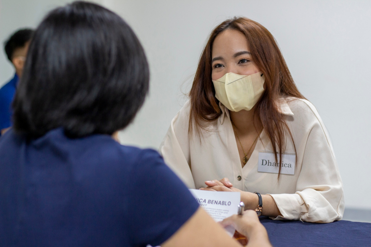 Dhanica Benablo, a BS Architecture major from the Pamantasan ng Lungsod ng Maynila, feels more confident facing interviewees in her second time to attend Tzu Chi’s Mock Interview activity. 