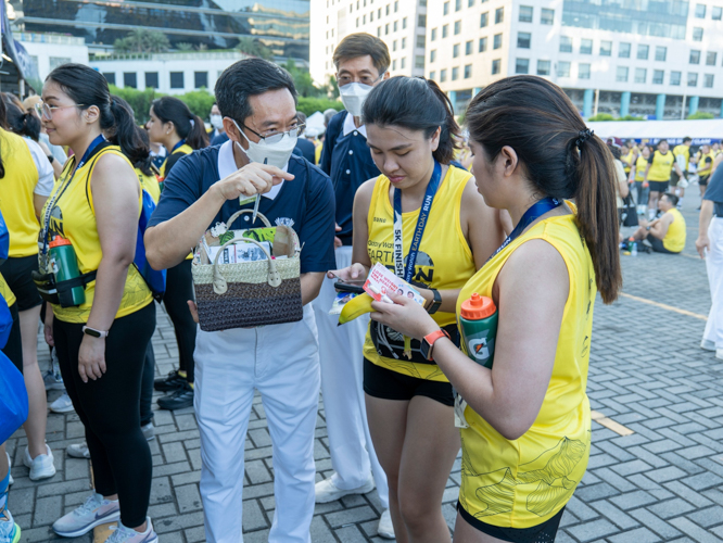 The Earth Day Run was the perfect opportunity for Tzu Chi volunteers to inform runners about Tzu Chi’s missions. 【Photo by Matt Serrano】