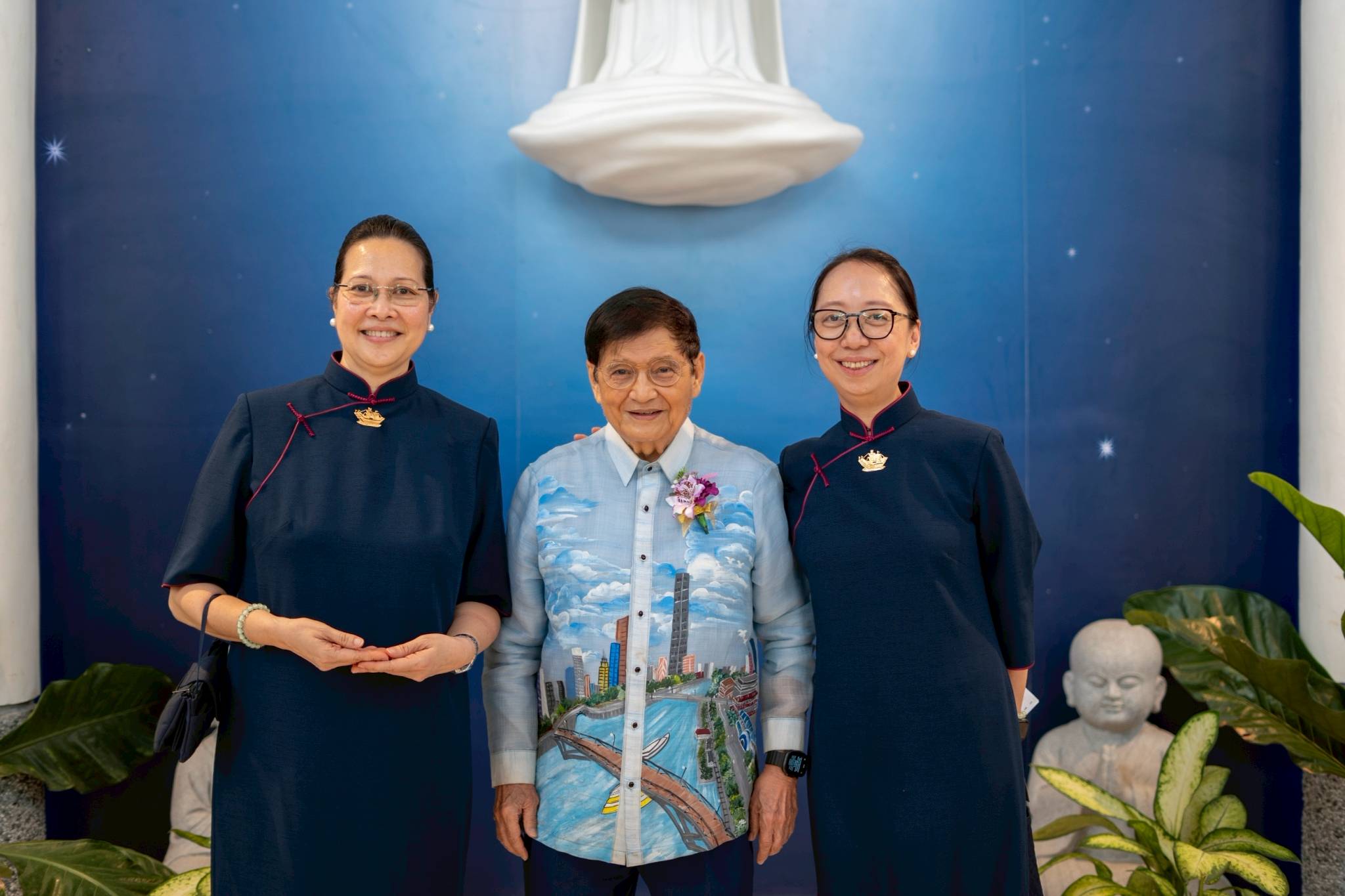 Architect and urban planner Felino “Jun” Palafox, who did the overall master planning of the Buddhist Tzu Chi Campus in Sta. Mesa, Manila, as well as the reconstruction of six quake-hit Tzu Chi schools in Bam, Iran, is flanked by Tzu Chi volunteer Joy Gatdula (left) and Tzu Chi Deputy CEO Peggy Sy Jiang. 