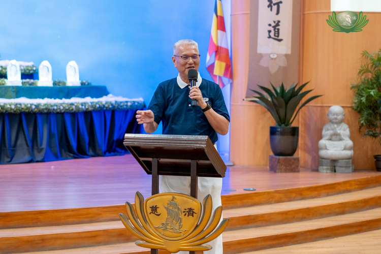 Tzu Chi volunteer Lino Sy hosted the TIMA thanksgiving gathering, introducing speakers and guiding the program.