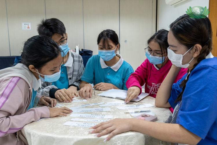 In this class, the scholars were given sentence puzzles to complete. Their topic was about the Chinese New Year celebration, and they identified words related to the event.