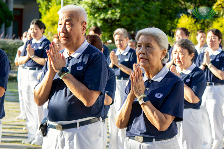 Tzu Chi Philippines CEO Henry Yuñez (left) and Tzu Chi Philippines’ first CEO Linda Chua lead participants in this year’s walking meditation.