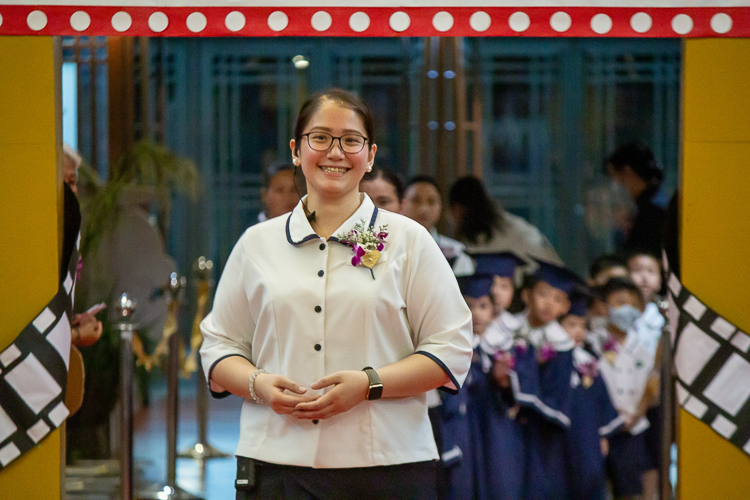 Tzu Chi Philippines CEO Henry Yuñez leads Tzu Chi commissioners, teachers, and students in a Hollywood red carpet event-inspired second moving up ceremony of Tzu Chi Great Love Preschool Philippines.