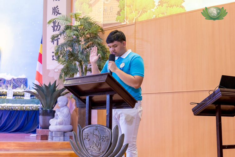 Neil Aldrin Yabut leads fellow scholars in an Alumni Pledge after their symbolic commencement exercise. 
