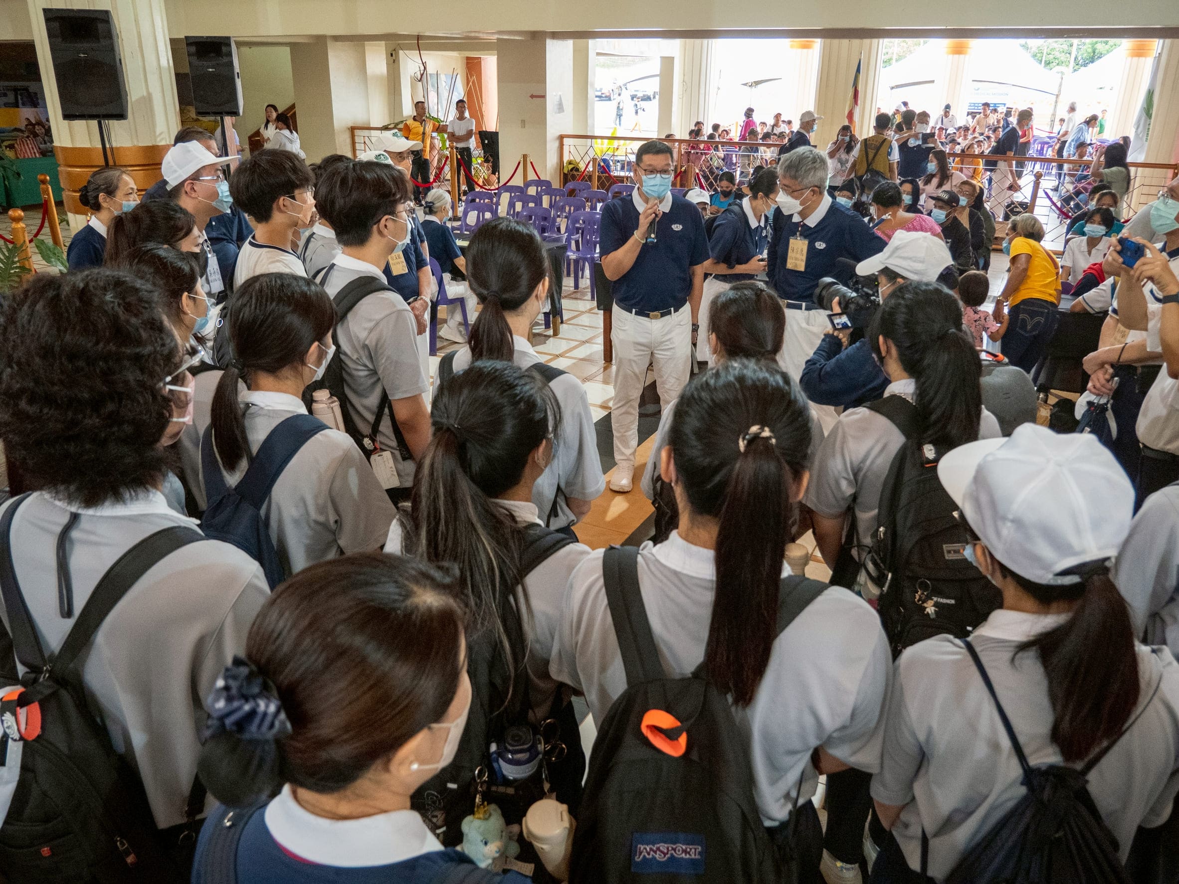 Tzu Chi Zamboanga OIC and Deputy CEO Dr. Anton Mari Lim (in blue mask) addresses students of Tzu Chi University, Taiwan.