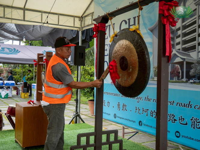Each strike of the gong means a P100 donation made for Tzu Chi General Hospital’s construction.