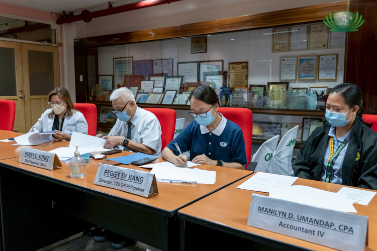 Key officers from Tzu Chi Philippines and Quirino Memorial Medical Center (QMMC) sign the Memorandum of Agreement (MOA).