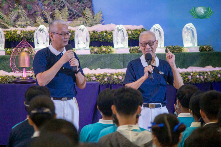 Tzu Chi volunteer Lino Sy (left) and Edward So discuss filial piety, emphasizing parents’ love for their children.