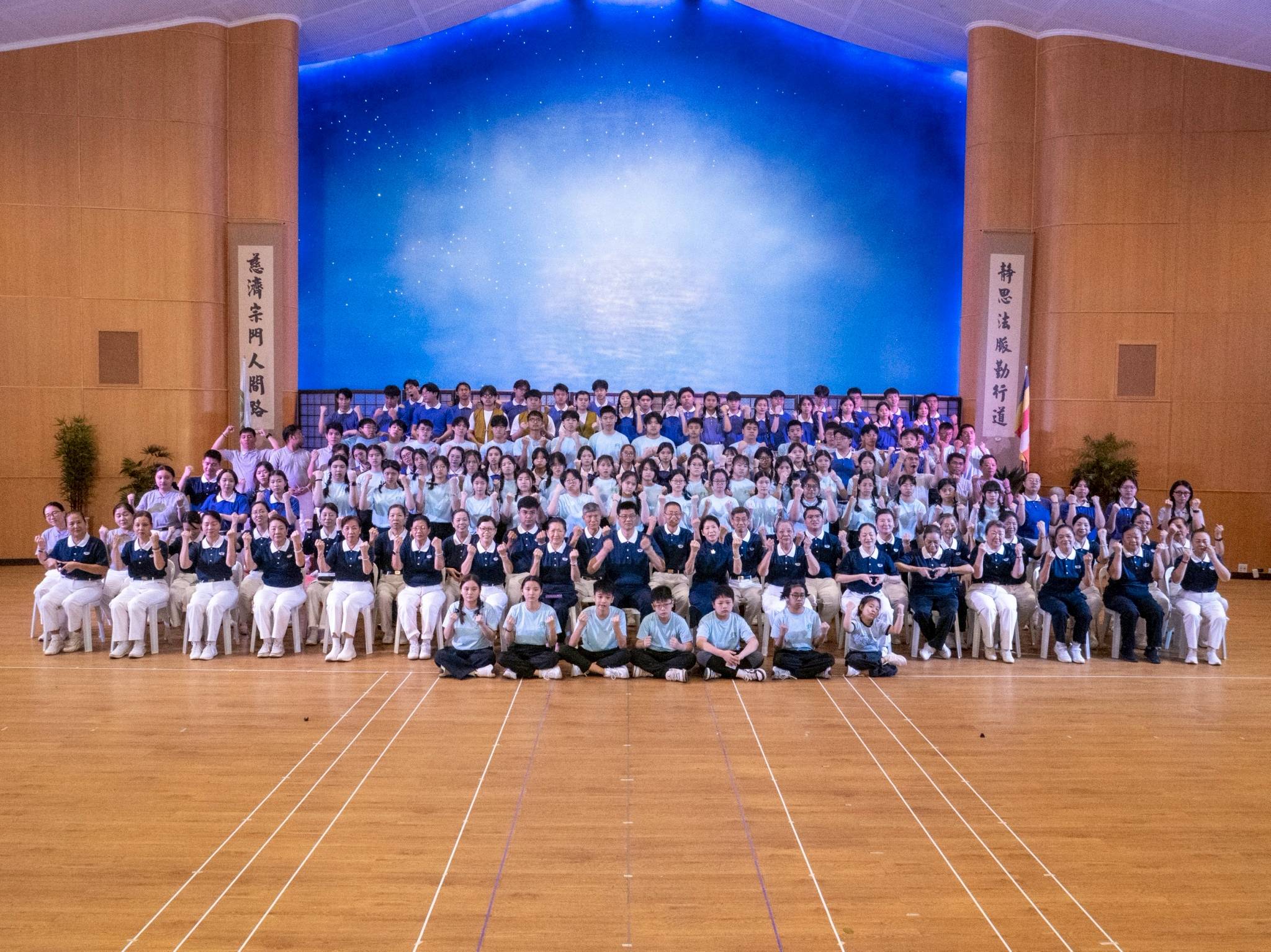  Campers, TCY volunteers, and Tzu Chi volunteers smile and cheer for a posterity shot. 