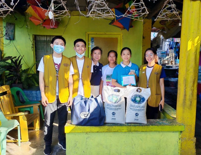 Tzu Chi volunteers played Santa to 42 Iloilo scholars. Through home visits that took them to the outskirts of the city, they distributed 20-kg rice, noodles, spaghetti sauce, jogging pants, and school supplies to the scholars and their families. 【Photo by Tzu Chi Iloilo】