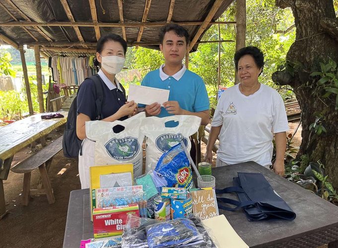 Tzu Chi volunteers played Santa to 42 Iloilo scholars. Through home visits that took them to the outskirts of the city, they distributed 20-kg rice, noodles, spaghetti sauce, jogging pants, and school supplies to the scholars and their families. 【Photo by Tzu Chi Iloilo】