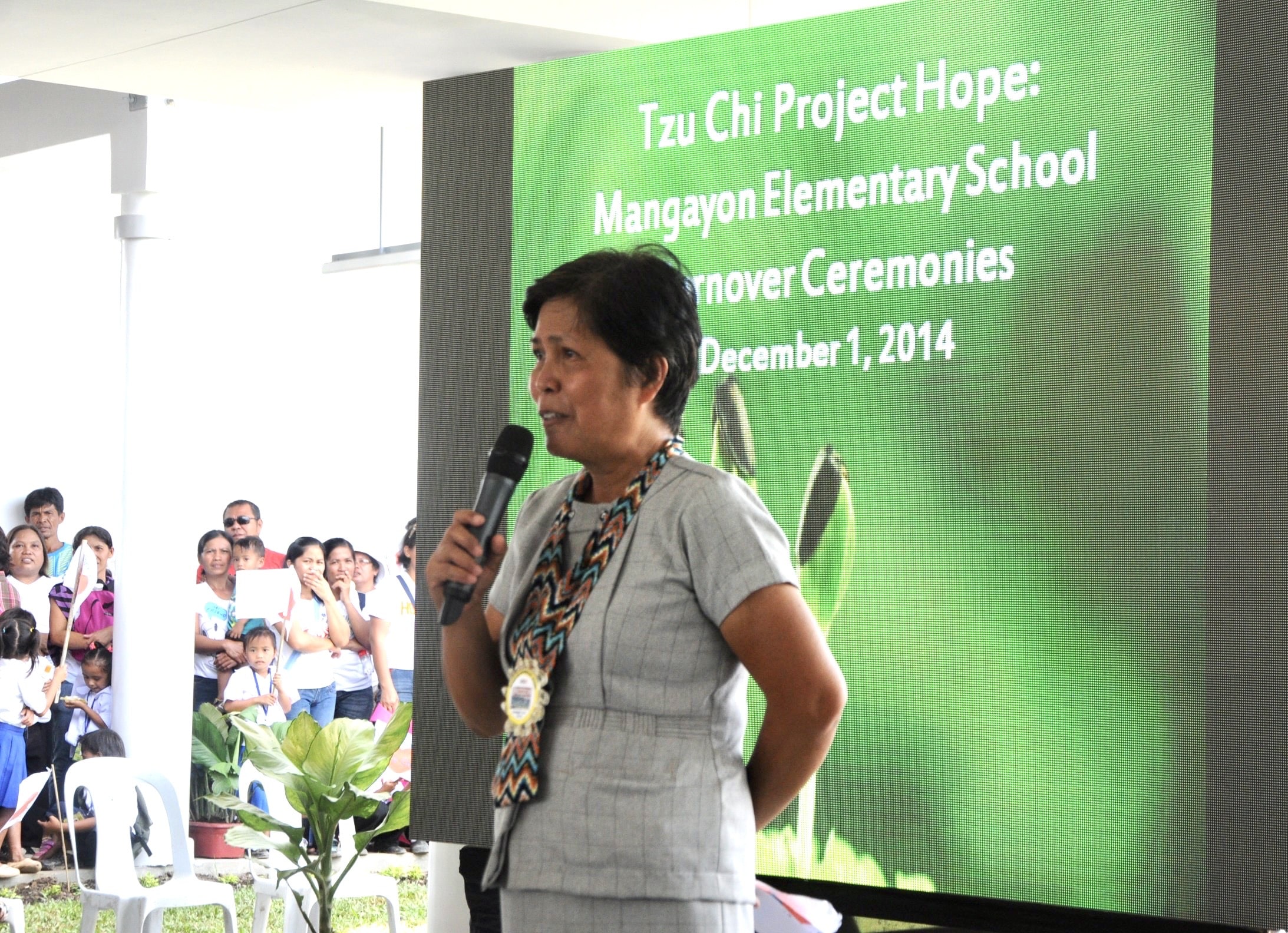 In addition to giving welcoming remarks during the turnover ceremony on December 1, 2014, Mangayon Elementary School principal Ruth Gunida provided Tzu Chi volunteers with boiled sweet potato. She would eventually fly to Hualien, Taiwan, to meet Dharma Master Cheng Yen in person.