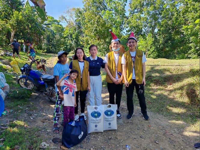 Tzu Chi volunteers played Santa to 42 Iloilo scholars. Through home visits that took them to the outskirts of the city, they distributed 20-kg rice, noodles, spaghetti sauce, jogging pants, and school supplies to the scholars and their families. 【Photo by Tzu Chi Iloilo】