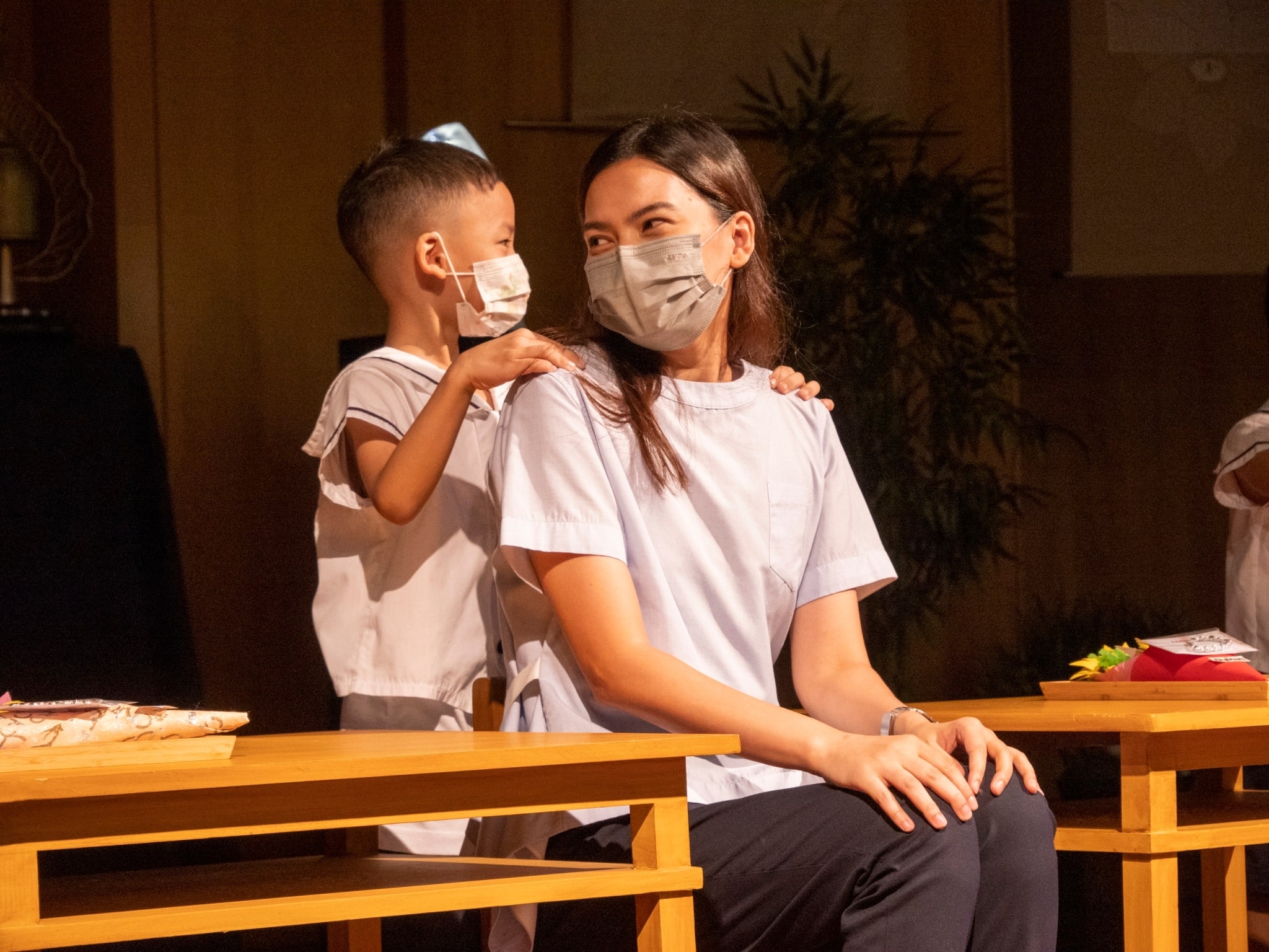 Preschool students invite their mothers to the stage and present them with flowers, cards, and a back massage. 【Photo by Matt Serrano】