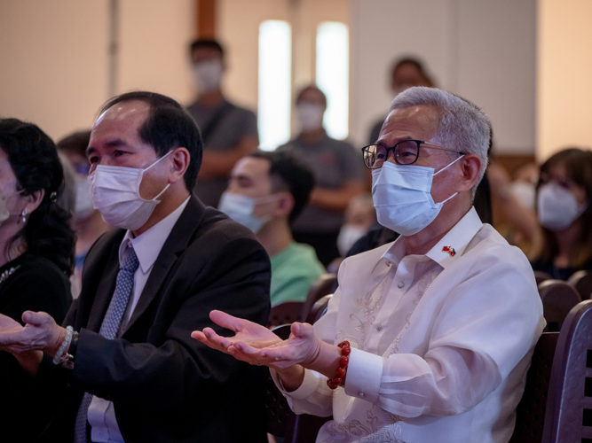 Michael Peiyung Hsu, representative of the Taipei Economic and Cultural Office in the Philippines (in white), participates in the singing and hand-signing of Tzu Chi songs. 【Photo by Daniel Lazar】