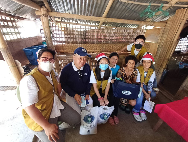 Tzu Chi volunteers played Santa to 42 Iloilo scholars. Through home visits that took them to the outskirts of the city, they distributed 20-kg rice, noodles, spaghetti sauce, jogging pants, and school supplies to the scholars and their families. 【Photo by Tzu Chi Iloilo】