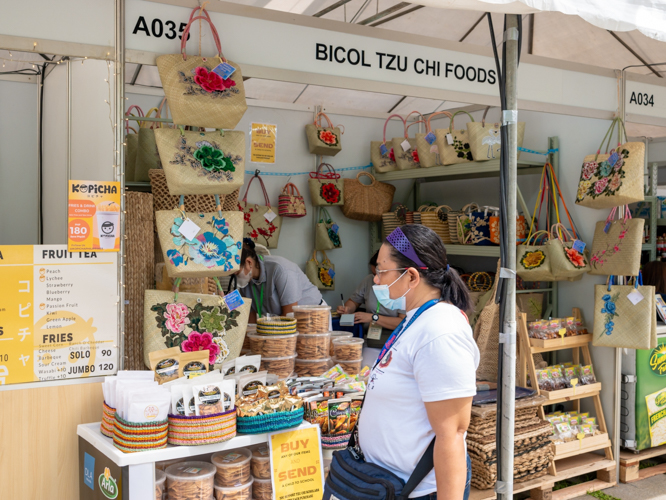 Handicrafts from Bulusan, Sorsogon City, Legaspi, Camalig, and Tabaco as well as treats like otap and pili nut were sold at the Tzu Chi Bicol booth. 【Photo by Daniel Lazar】