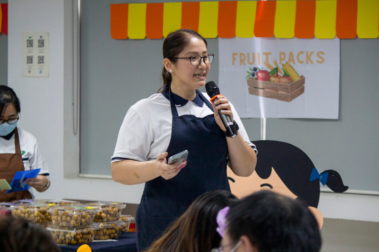 Jane Sy, directress of Tzu Chi Great Love Preschool Philippines, was amazed at how the students were involved in all aspects of the Kiddie Market. “From brainstorming and preparing the materials to cooking the pizza, baking all the products, and handing the novelty items.” The students even chose the beneficiaries of their charitable event. 【Photo by Matt Serrano】