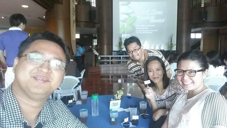 Elvin Mercader (left) poses for a photo with his former fellow scholars during their alumni homecoming at Tzu Chi in 2015 [Photo courtesy of Elvin Mercader.