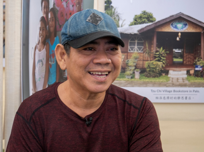 “When Tzu Chi first arrived, they really lifted our spirits,” says Erwin Rivas. “They gave us so many things! Blankets, financial aid, a home. Thank you very much, Tzu Chi. If it weren’t for you, Tacloban wouldn’t rise up from this disaster.”  【Photo by Matt Serrano】