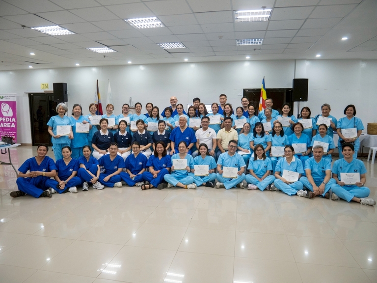 During the gratitude night, TIMA doctors, together with Tzu Chi volunteers, Vice Mayor Joselito Malabanan, and Mayor Richard Inciong, awarded certificates to the participating doctors.