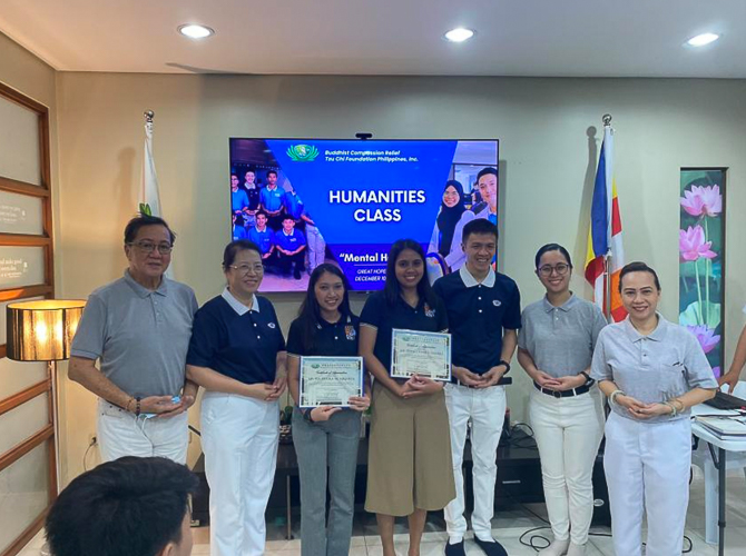 In Tzu Chi Zamboanga, a Humanity class with guest speakers SHS Guidance Counselor Jeina Lynne Nambli, RPM, and SHS Guidance Coordinator/Counselor Pia Ericka Arquiza ended with the distribution of rice and grocery items for each of the scholars. 【Photo by Tzu Chi Zamboanga】