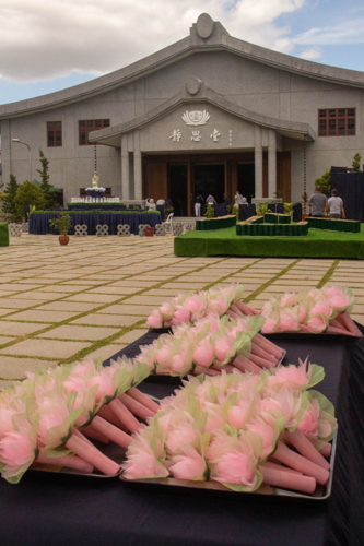 Trays carrying lotus light flowers are on standby outside the Jing Si Auditorium. 【Photo by Mavi Saldonido】