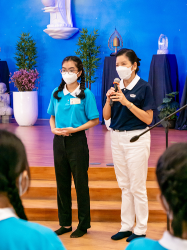 Tzu Chi Educational Committee volunteer Rosa So (right) explains the proper dress code of a Tzu Chi scholar. 【Photo by Daniel Lazar】