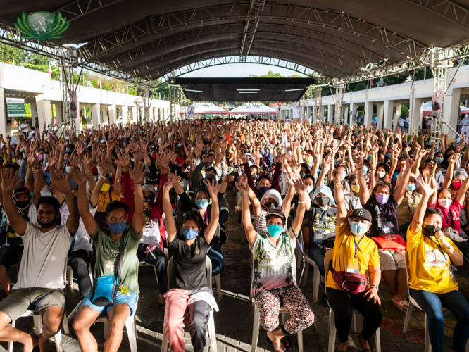 More than 900 scavengers from Payatas Landfill received rice and groceries in three tranches from Tzu Chi Foundation. 【Photo by Daniel Lazar】