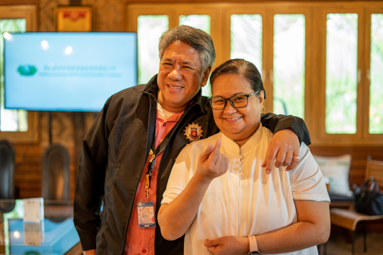 Pamantasan ng Lungsod ng Maynila University President Atty. Domingo Reyes Jr. (left) poses with Tzu Chi volunteer Dolly Alegado Cruz. 【Photo by Jeaneal Dando】