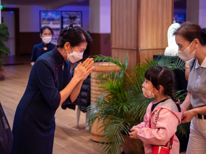 Tzu Chi Philippines Deputy CEO Woon Ng (left) thanks a young guest for attending the sutra adaptation. 【Photo by Daniel Lazar】