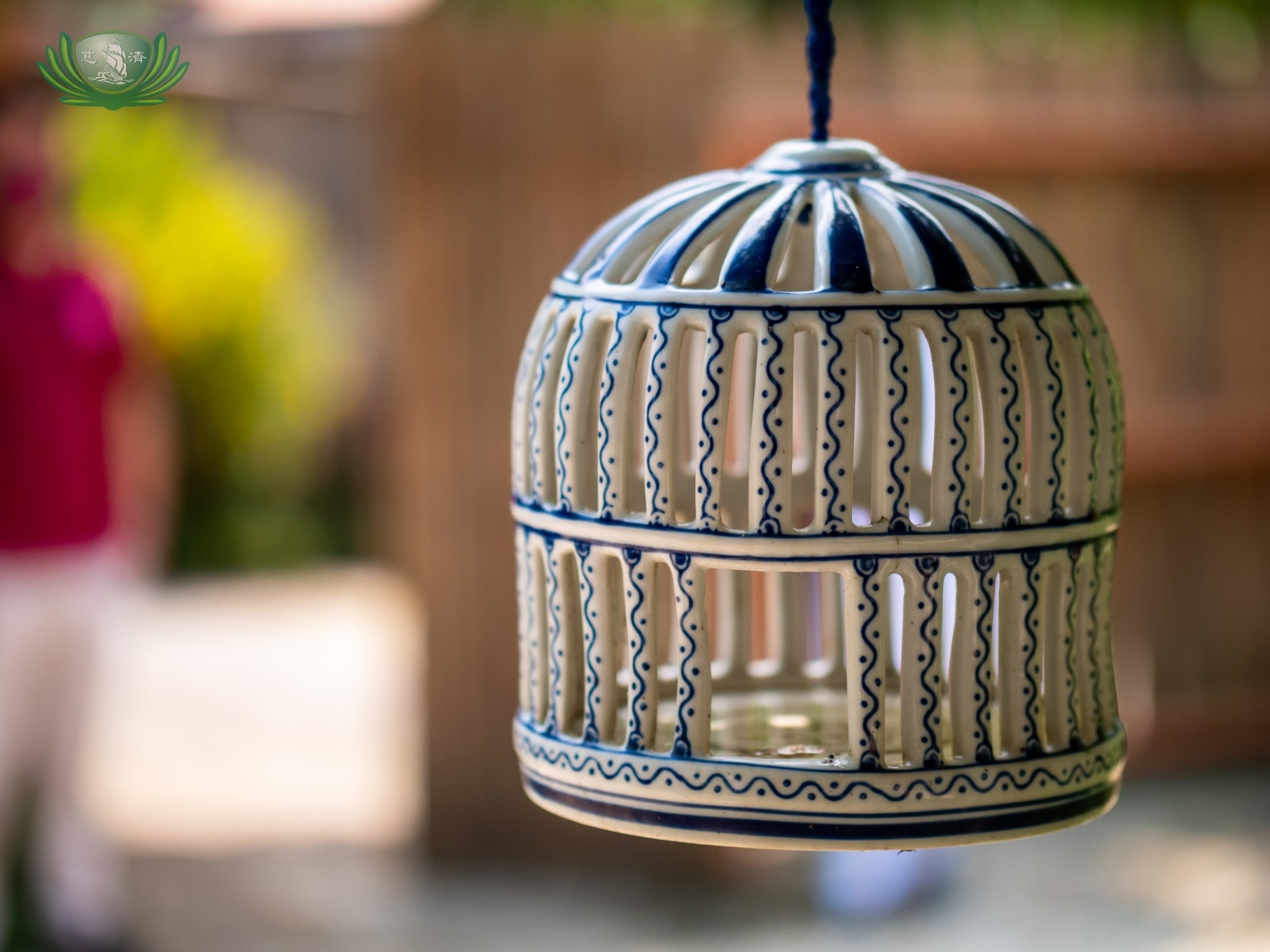 Some of the beautiful decor in Sonya's Garden, a porcelain bird cage.【Photo by Daniel Lazar】