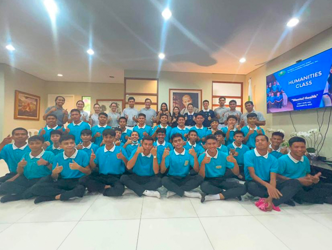 In Tzu Chi Zamboanga, a Humanity class with guest speakers SHS Guidance Counselor Jeina Lynne Nambli, RPM, and SHS Guidance Coordinator/Counselor Pia Ericka Arquiza ended with the distribution of rice and grocery items for each of the scholars. 【Photo by Tzu Chi Zamboanga】