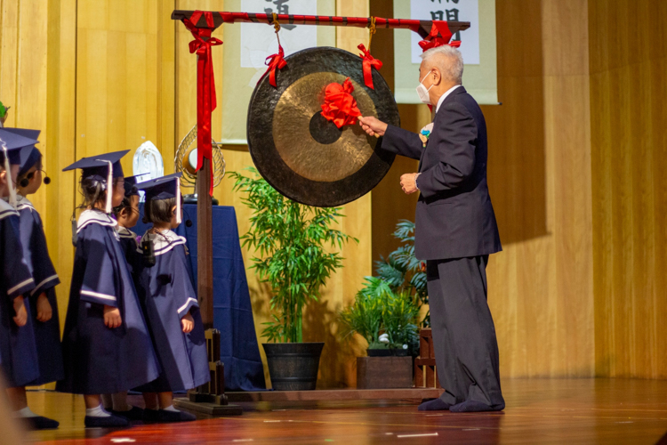 Tzu Chi Philippines CEO Henry Yuñez strikes a gong to signify the start of the Moving Up Ceremony. 【Photo by Matt Serrano】
