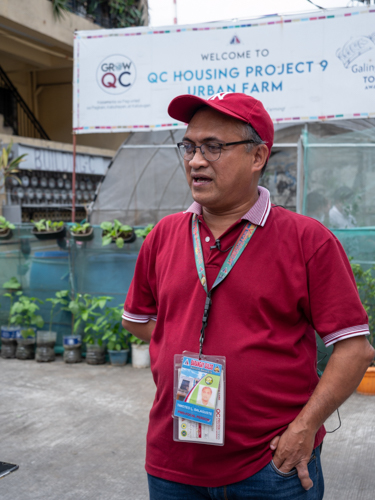 A genuine love for farming inspired Tim Salaguste to start a greenhouse in his community during the early days of the pandemic. “Instead of my neighbors just gossiping and drinking, I thought of doing something with output,” he says. 【Photo by Daniel Lazar】
