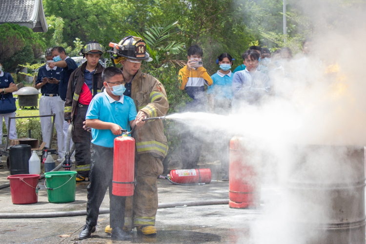 When using a fire extinguisher, remember to PASS: Pull the pin, aim the nozzle, squeeze the handle, and sweep the extinguisher from side to side, aiming at the base of the fire. 【Photo by Marella Saldonido】