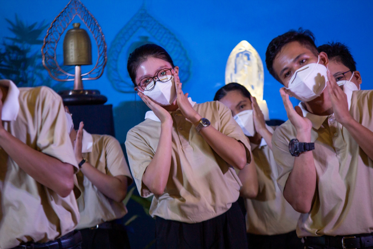 Tzu Chi’s Tech-Voc scholars surprise everyone by signing the song “Xie Xie Ni” (Thank you). 【Photo by Marella Saldonido】